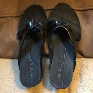 DKNY flip flop
